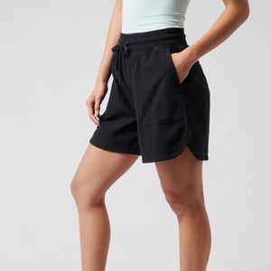 NWT Athleta Farallon Midi Short, Large
